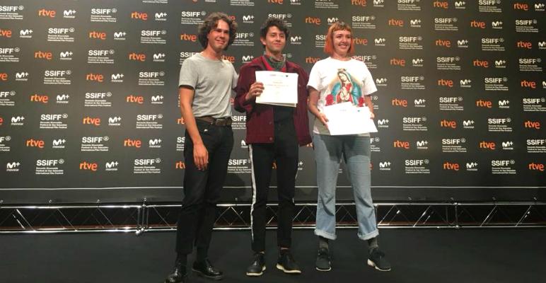 Diego Céspedes (centro) al recibir el primer premio de la selección Nest Film Students del Festival de San Sebastián 2018
