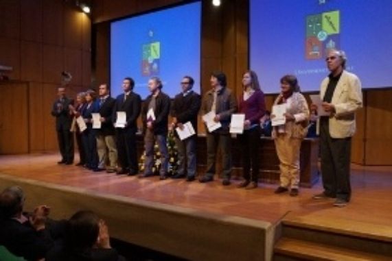 María Olivia Mönckeberg, Claudio Salinas, Carlos Saavedra, Carlos Ossandón, entre otros, recibiendo el reconocimiento.