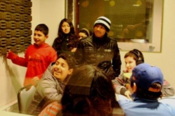 Niños de Recoleta en estudios de la Radio JGM.