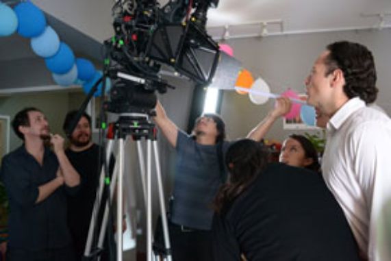 Profesor Víctor Fajnzylber impartiendo el taller de cine 3D en Casa Buñuel.