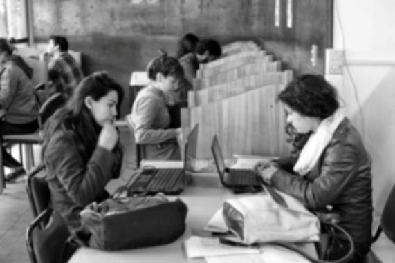 Estudiantes en Biblioteca ICEI. 