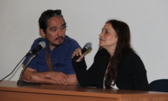 Hans Mülchi y Vivienne Barry en el conversatorio luego de la película 