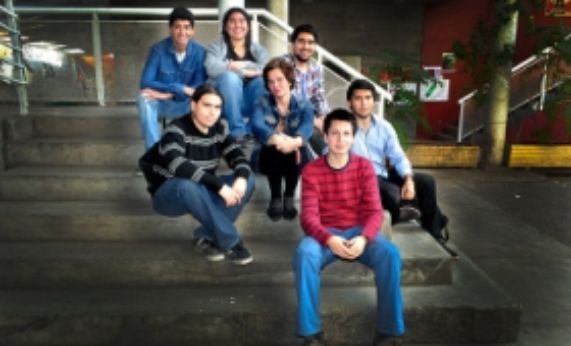 Ximena Póo, editora de la revista junto a un grupo de estudiantes que escriben para el medio.