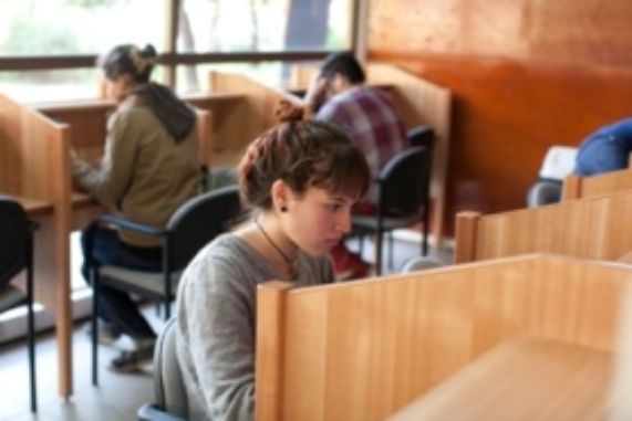 Estudiantes en Biblioteca ICEI. 