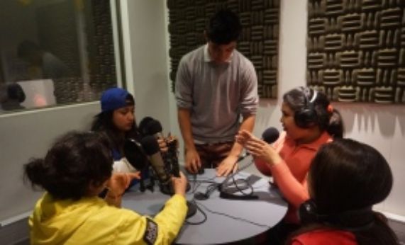 Niños y niñas del Sename visitan Radio Juan Gómez Millas.