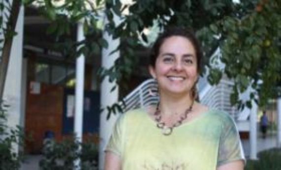 La profesora Lorena Antezana participó de la mesa Cambios en la televisión: Ficción y no ficción audiovisual en el siglo XXI