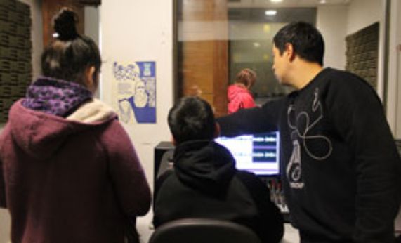 Jóvenes del Sename visitan Radio Juan Gómez Millas