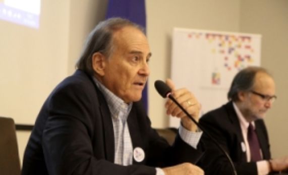  El vicedecano de FACSO, Raúl Atria, ofreció la charla 