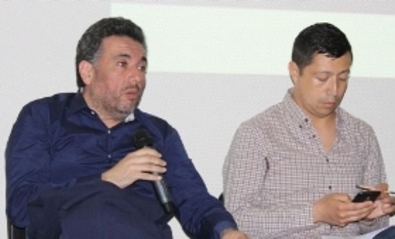 Rodrigo Quinteros, editor de Radio Bío Bío, y Raúl Rodríguez, director de la Escuela de Periodismo de la Universidad de Chile.