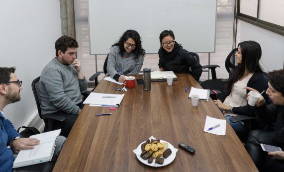 Profesora Anita Say  se reúne con profesores y profesoras del ICEI 