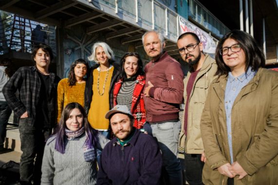 Constanza Arena, Macarena López y Karel Och junto a los estudiantes que participaron de la actividad.