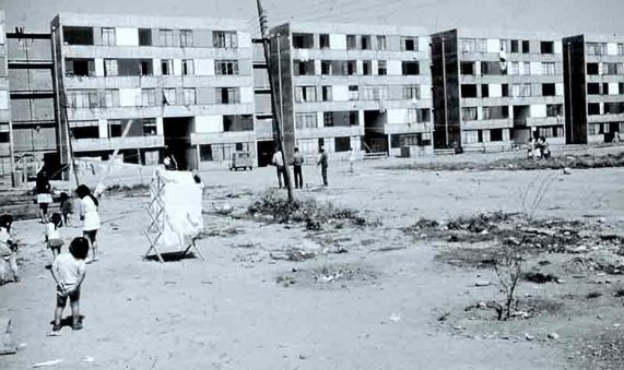 El proyecto comenzó su construcción en el gobierno de la Unidad Popular. Los residentes fueron desalojados, como narra el libro, el año 1978.