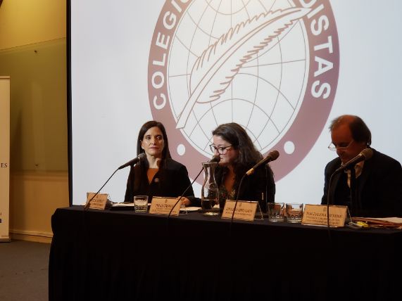 Profesora Tania Tamayo en actividad del Colegio de Periodistas