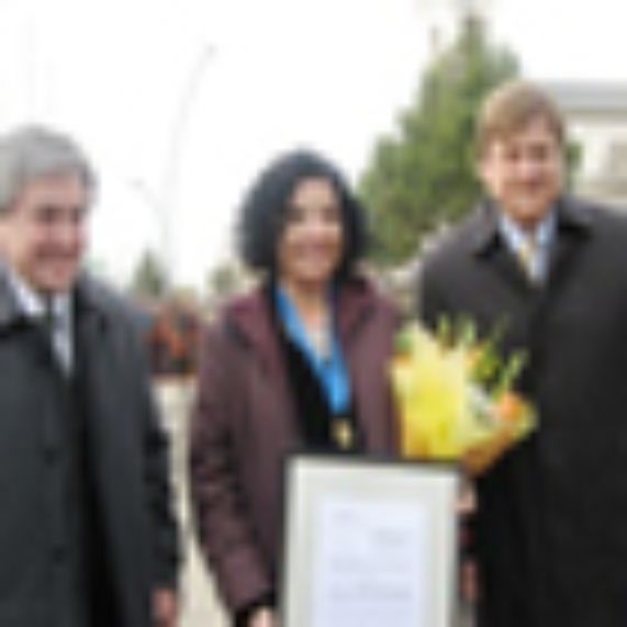 La profesora Faride Zerán junto al alcalde de Puerto Natales, Fernando Paredes, y el ministro de Obras Públicas Hernán de Solminihac (foto extraída de natalespatagonia.cl)
