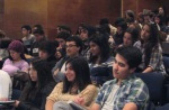 Alumnos asisten a inauguración año académico 2012