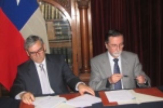 El Rector Víctor Pérez suscribe acuerdo con el presidente de la Cámara Chilena del Libro
