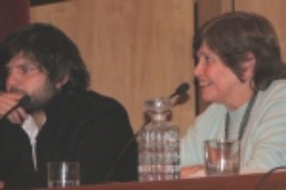 La Directora del ICEI junto con el presidente de la FECh Gabriel Boric