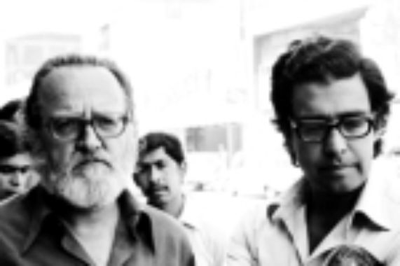 Carlos Flores junto al escritor José Donoso