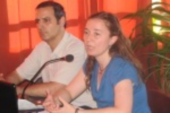 Profesores Claudia Lagos y Laureano Checa en presentación del estudio 