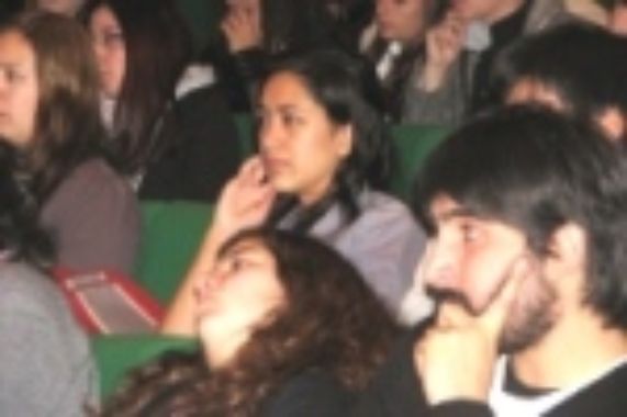 Asistentes a coloquio de cine en el MAVI