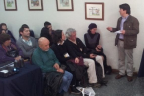 Profesor Carlos Saavedra presenta su trabajo en el marco de la IX Bienal