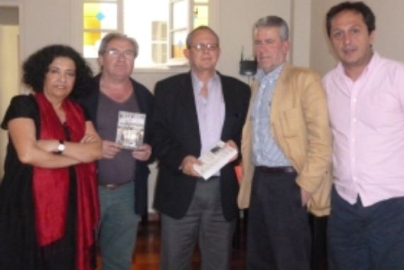 Profesores Faride Zerán e Ignacio Agüero junto a Fran La Rue (al centro)