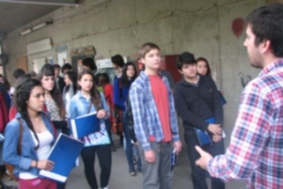Recorrido de estudiantes secundarios por instalaciones del ICEI