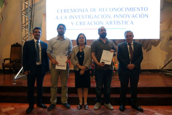 Cristian Cabalín y Jorge Iturriaga, académicos del ICEI galardonados durante la ceremonia. 