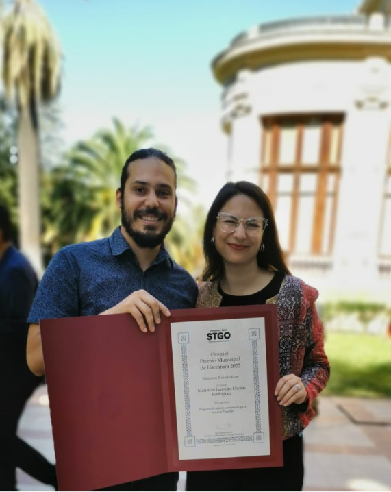 Mauricio Osorio recibiendo galardón 2022