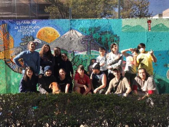 Semana de la Educación Artística, realización de mural con estudiantes de Educación Básica. 