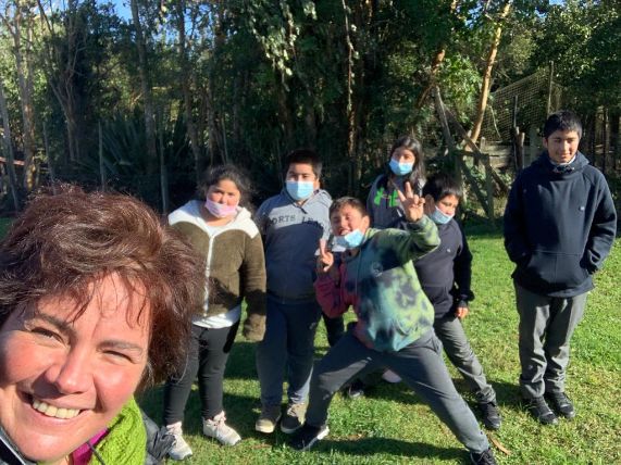 Ximena Póo con estudiantes asistentes a su taller. 