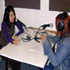 Locutoras ejercitando en los estudios de Radio de la Escuela de Periodismo de la Universidad de Chile.