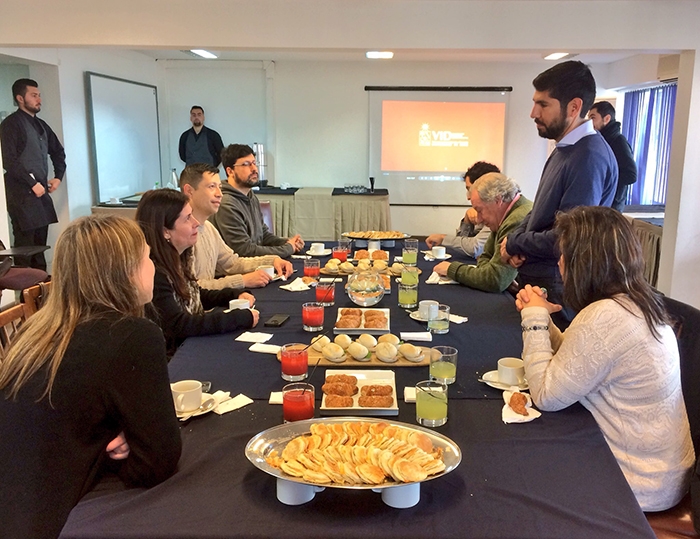 El vicerrector de Investigación y Desarrollo, Flavio Salazar, y el director de Creación Artística, Fernando Gaspar, junto a algunos académicos ganadores del CreArt 2018.