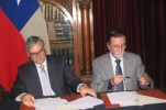 El Rector Víctor Pérez suscribe acuerdo con el presidente de la Cámara Chilena del Libro